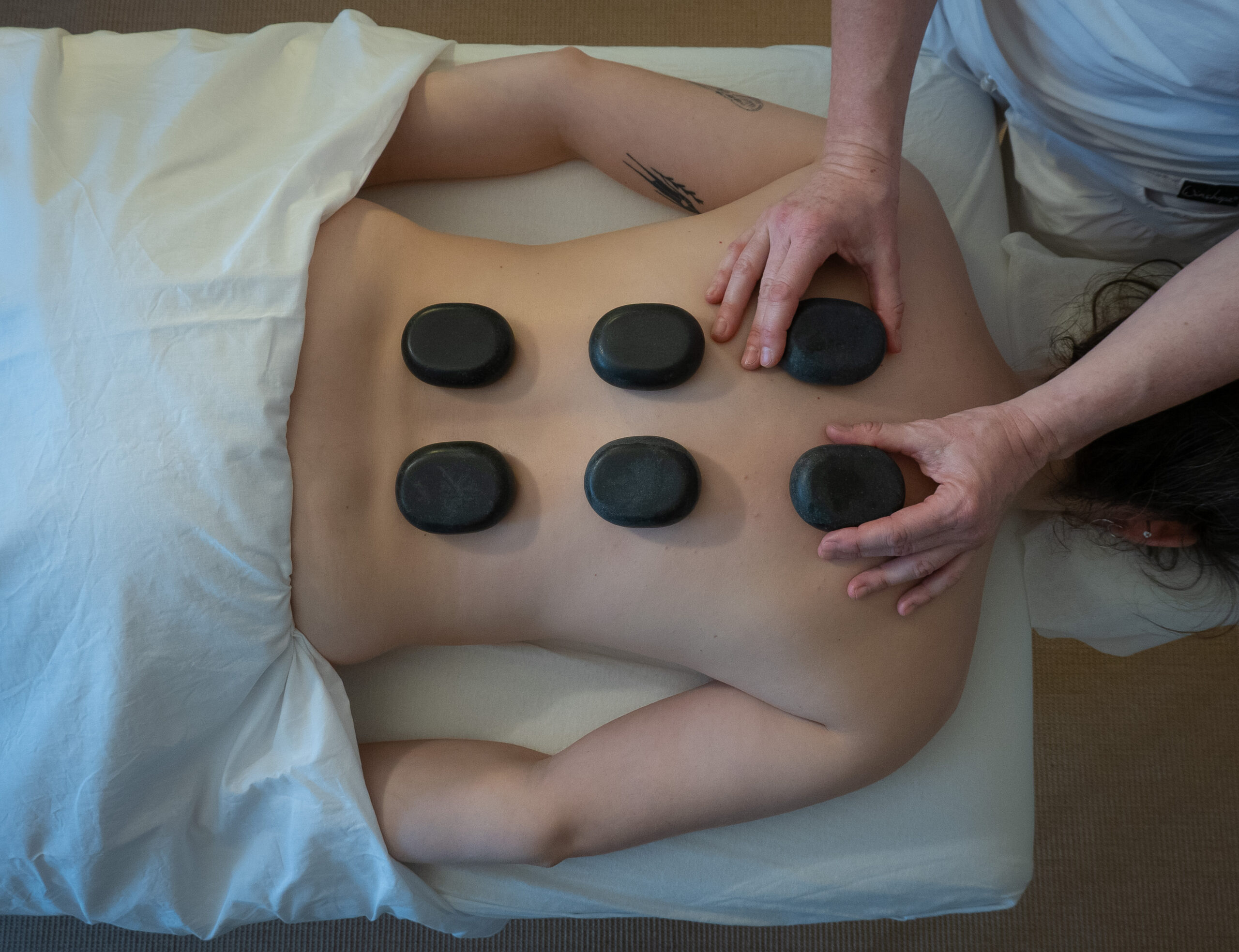 Hot stone massage – opvarmede sten